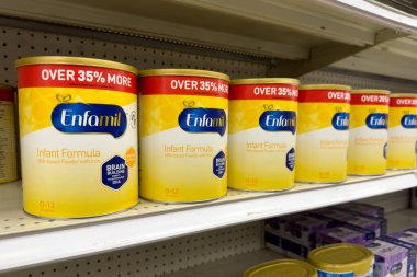 Novi, Michigan, ABD - 9 Ekim 2022: Bebek için Enfamil marka bebek formülü içeren market rafları. Yapımcı: Mead Johnson, Reckitt Benckiser 'ın bir yan kuruluşu.