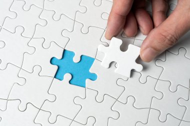 Mavi arkaplandaki bulmacanın son parçası tamamlanıyor