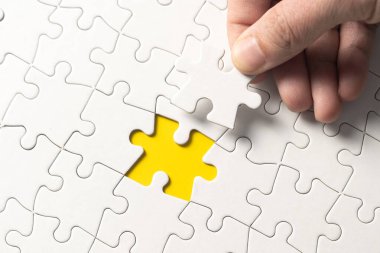 Sarı arkaplandaki bulmacanın son parçasını tamamlıyorum.