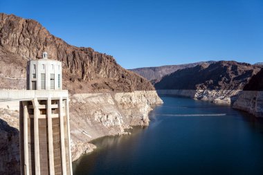 Scenic view of Hoover Dam on sunny day with clear skies