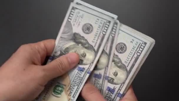 Close Mãos Masculinas Contando Pilha Notas Cem Dólares — Vídeo de Stock