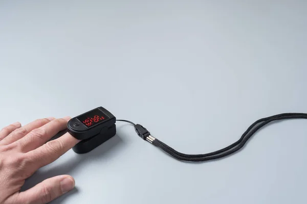 Close Finger Pulse Oximeter Device Gray Background — Stockfoto