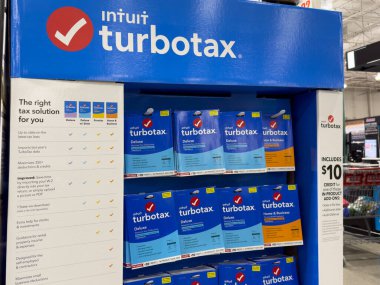 Novi, Michigan, ABD - 19 Mart 2023: Turbo Vergi paketlerinin bulunduğu bir Costco mağazasında bir raf. TurboVergi bir Amerikan vergi hazırlama yazılımıdır..