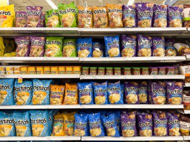 Novi, Michigan, ABD - 24 Mar 2023: Cips ve süpermarkette raflarda stoklanmış sos gibi çeşitli Tostitos ürünleri