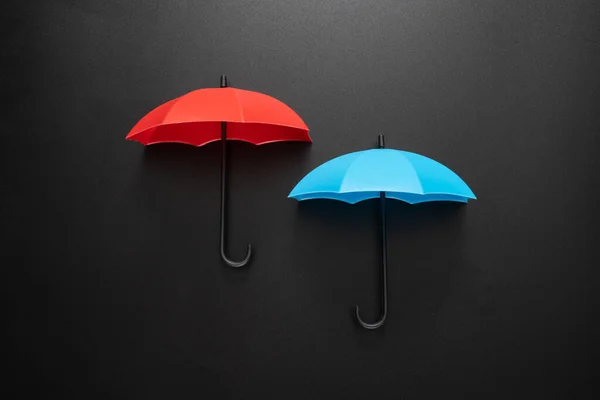 Öppnade Röda Och Blå Paraplyer Isolerade Tom Svart Bakgrund — Stockfoto