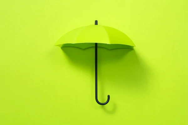 Geöffneter Grüner Regenschirm Isoliert Auf Leerem Grünen Hintergrund — Stockfoto