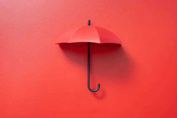 Otwarty Czerwony Parasol Odizolowany Czystym Czerwonym Tle — Zdjęcie stockowe