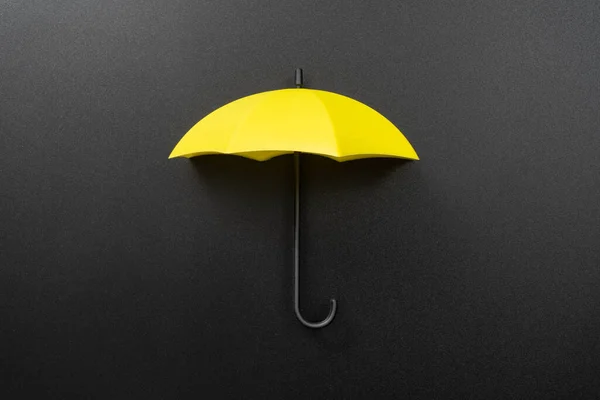 Otwarty Żółty Parasol Odizolowany Czarnym Tle — Zdjęcie stockowe