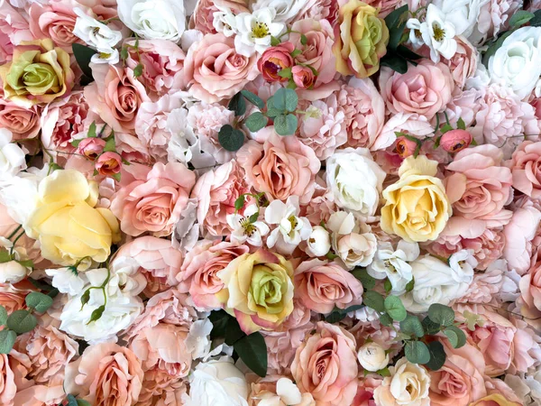 Ανθισμένα Παστέλ Τριαντάφυλλα Και Άλλα Λουλούδια Στο Φόντο — Φωτογραφία Αρχείου
