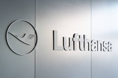 Frankfurt, Almanya - 10 Haziran 2023: Frankfurt Havaalanı 'nın duvarında büyük gümüş bir Lufthansa logosu. Deutsche Lufthansa AG, bilinen adıyla Lufthansa büyük bir Alman havayolu şirketidir..