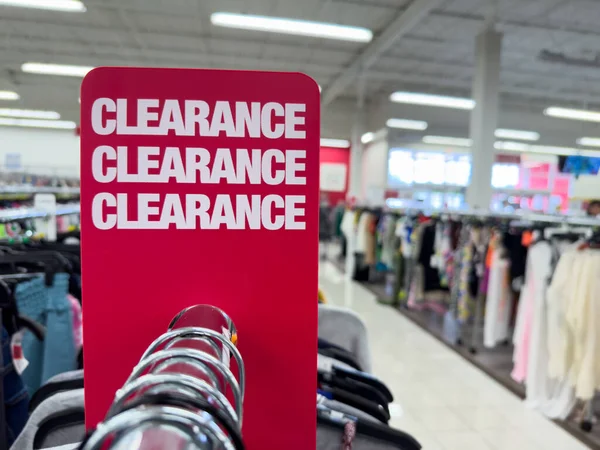 Red Clearance Verkoop Tag Bij Warenhuis Kleding Sectie — Stockfoto