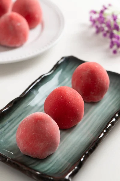 Japońskie Słodycze Ichigo Daifuku Mały Okrągły Deser Ryżowy Świeżą Truskawką — Zdjęcie stockowe