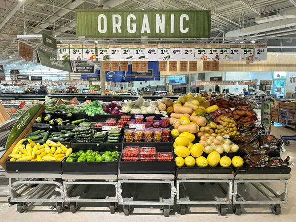 ミシガン州ノヴィ 2023年7月4日 メイジャー スーパーマーケットの棚の有機野菜 緑野菜コーナー — ストック写真