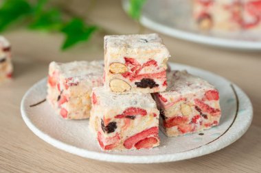 Tayvan usulü atıştırmalık kar taneleri bademli gevrek ve dondurulmuş çilek.