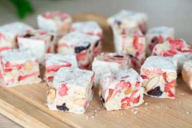 Tayvan usulü atıştırmalık kar taneleri bademli gevrek ve dondurulmuş çilek.