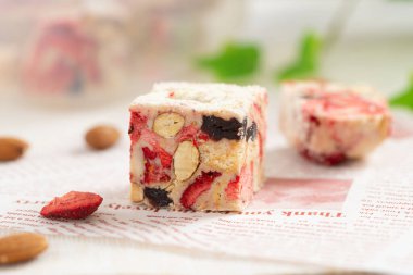 Tayvan usulü atıştırmalık kar taneleri bademli gevrek ve dondurulmuş çilek.