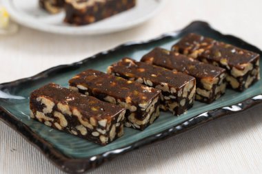 Kurutulmuş hurma ve cevizden yapılan enerji ısırıkları. Sağlıklı vejetaryen tatlıları.