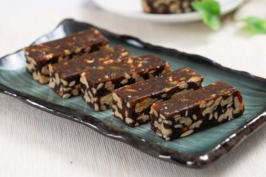 Kurutulmuş hurma ve cevizden yapılan enerji ısırıkları. Sağlıklı vejetaryen tatlıları.