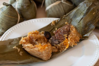 Geleneksel ejderha teknesi festivali için Çin usulü pirinç köftesi Zongzi..
