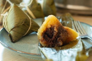 Geleneksel ejderha teknesi festivali için Çin usulü pirinç köftesi Zongzi..