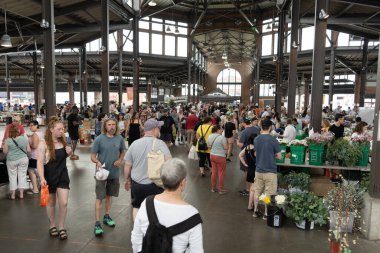 Detroit, Michigan, 1 Temmuz 2023: Detroit Doğu Pazarı, bir Cumartesi sabahı, yerel ürünler satışı.