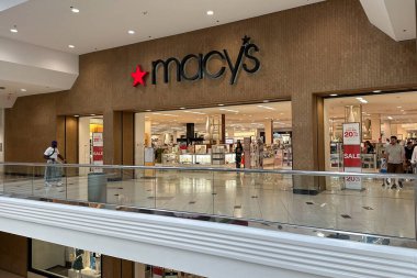 Novi Michigan, ABD - 1 Temmuz 2023: Novi, Michigan 'daki Twelve Oak alışveriş merkezindeki Macys bayrak gemisi mağazasının girişi. Burası dünyanın en büyük mağazası..