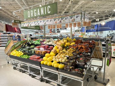 Novi, Michigan - 4 Temmuz 2023: Meijer süpermarketindeki raflarda çeşitli organik meyve ve sebze bölümleri.
