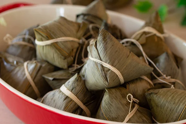 Geleneksel ejderha teknesi festivali için Çin usulü pirinç köftesi Zongzi..