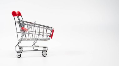 Beyaz arka planda izole edilmiş boş bir market arabası.