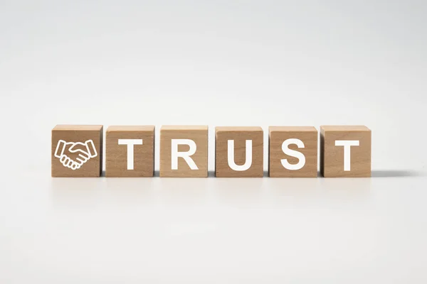 Деревянные Блоки Словом Доверие Изолированы Доверительных Отношений Между Деловыми Партнерами Стоковое Изображение