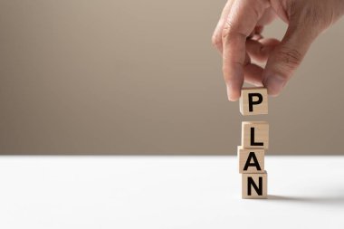Kopya alanı ile planlama ifade kavramını dizmek için tahta küp blokları elle yerleştirmek