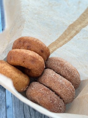 Yarım düzine klasik sade ve tarçınlı çörek.