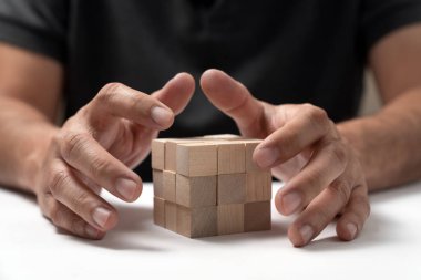 İş stratejisi, büyüme, gelişme veya planlama için boş tahta küpleri masaya koymak ve istiflemek