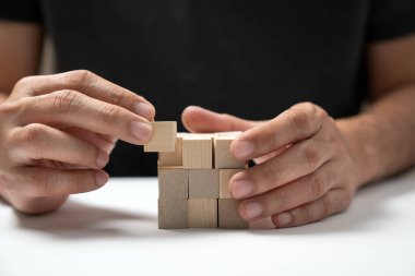 İş stratejisi, büyüme, gelişme veya planlama için boş tahta küpleri masaya koymak ve istiflemek