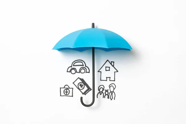 Familie Huis Auto Gezondheidszorg Geld Pictogrammen Onder Een Blauwe Paraplu Stockfoto