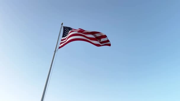 Amerikansk Flagga Viftar Vinden Med Blå Himmel Bakgrunden Från Marknivå Stockfilm