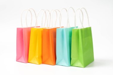 Satışlar ve tanıtım etkinliği için beyaz arka planda izole edilmiş çok renkli hediye veya alışveriş poşetleri.