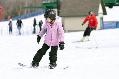Dağda snowboard yapan Asyalı bir çocuk snowboardcunun aksiyon filmi..