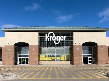 Novi, Michigan, ABD - 7 Mart 2024: Kroger market giriş ve logosu. Kroger Şirketi bir Amerikan süpermarket zinciri..