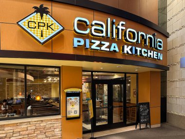 Novi, Michigan, ABD - 9 Mar 2024: California Pizza Kitchen restoranı Novi Michigan 'daki Twelve Oak alışveriş merkezi, CPK yenilikçi mutfağıyla tanınıyor.