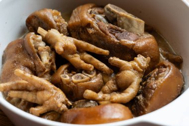 Güneydoğu Asya usulü Çin mutfağı tavuk ayağı ve mantarlı domuz budu ve soya sosu.