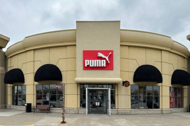 Windsor, Kanada - 27 Mart 2024: Windsor Crossing Premium Outlet alışveriş merkezinde PUMA mağaza tabelası. Alman bir firma atletik ve gündelik ayakkabı, giysi ve aksesuar tasarlar ve üretir..