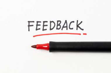 Siyah işaretli el yazısıyla geri bildirim ve beyaz arkaplanda izole edilmiş kırmızı işaretli altı çizili