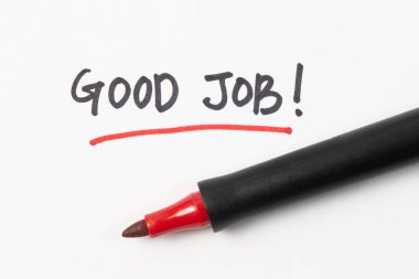 Beyaz arka plan üzerinde izole kırmızı marker kalem ile iyi iş kelime veya metin yazma el