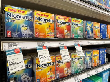 Novi, Michigan, ABD - 12 Mayıs 2024: Michigan 'daki bir Target perakende mağazasında Nicorette sakızları sergileniyor.
