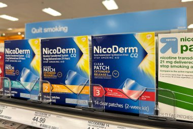 Novi, Michigan, ABD - 12 Mayıs 2024: Nikotin bantları Michigan 'daki bir Target perakende mağazasında sigara yardımını bıraktı.