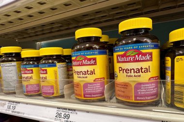Novi, Michigan, ABD - 12 Mayıs 2024: Yerel bir Target marketinde birkaç şişe doğuma hazırlık vitamini sergileniyor.