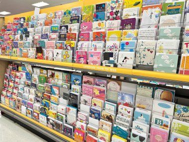 Novi, Michigan, ABD - 8 Haziran 2024: Raflar, Target perakende mağazasındaki her yaş ve olay için renkli tasarım ve mesajlar içeren çok çeşitli kartlarla dolu.