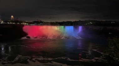 Kanada, Ontario, Niagara Şelalesi 'nden gece vakti gökkuşağı renginde American Falls aydınlatmasının görüntüsü.