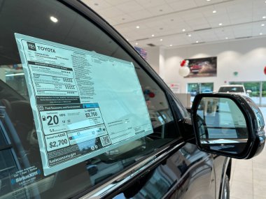 Novi, Michigan, ABD - 9 Temmuz 2024: Yeni bir Toyota Tundra aracında krupiye pencere etiketi MSRP fiyatı.